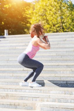 Spor kadın Parkı'nda açık havada germe egzersizleri yapıyor