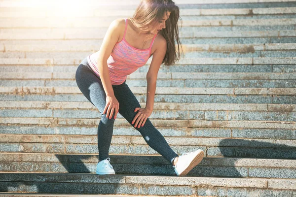 Fit mujer fitness haciendo ejercicios de estiramiento al aire libre en el parque — Foto de Stock