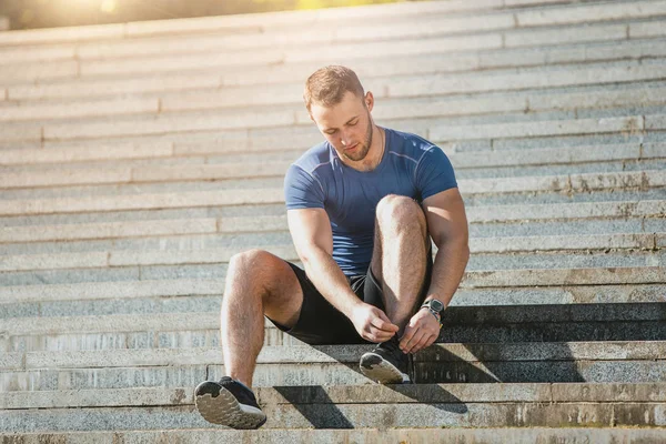 Fitter Mann macht Übungen im Park — Stockfoto