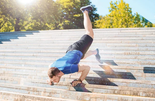 Fit homem fazendo exercícios ao ar livre no parque — Fotografia de Stock