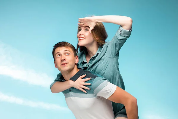 Jeune couple souriant sous le ciel bleu — Photo