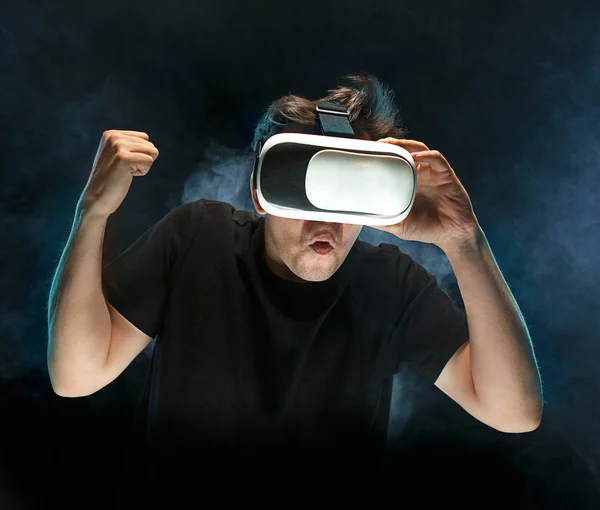 El hombre con gafas de realidad virtual. Concepto de tecnología futura. —  Fotos de Stock
