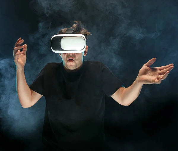 仮想現実の眼鏡をかけた男。将来の技術コンセプト. — ストック写真