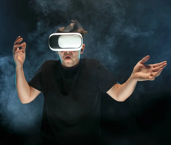 El hombre con gafas de realidad virtual. Concepto de tecnología futura. —  Fotos de Stock