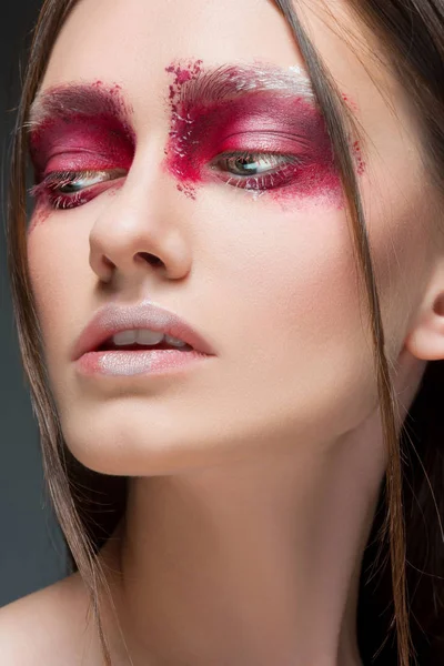 Mooie vrouw gezicht portret close-up met rode make up — Stockfoto