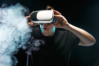 Sanal gerçeklik gözlüklü adam. Gelecekteki teknoloji konsepti.