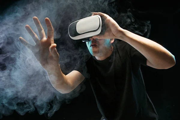 The man with glasses of virtual reality. Future technology concept. — Stock Photo, Image