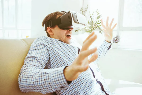 El hombre con gafas de realidad virtual. Concepto de tecnología futura. —  Fotos de Stock