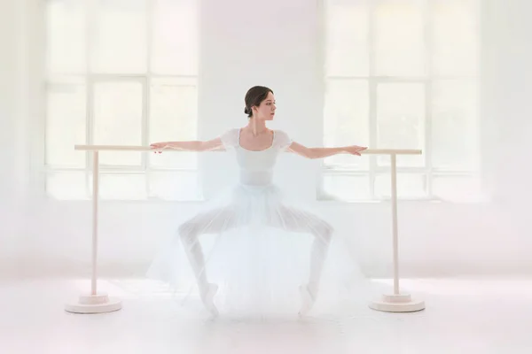 Genç ve inanılmaz güzel balerin poz ve beyaz bir stüdyoda dans — Stok fotoğraf