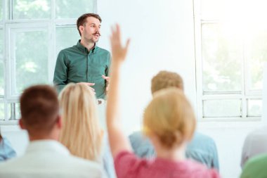 Konferans salonu iş toplantısında konuşmacı.