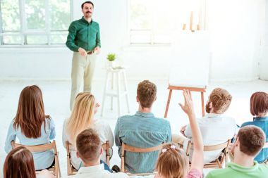 Konferans salonu iş toplantısında konuşmacı.