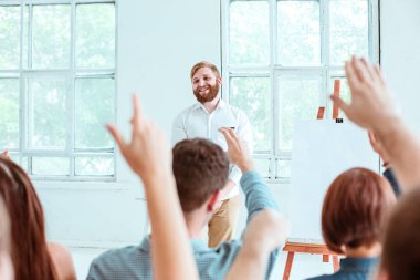 Konferans salonu iş toplantısında konuşmacı.