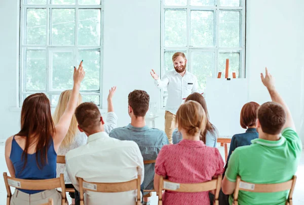 Reproduktor na obchodní jednání v konferenčním sále. — Stock fotografie