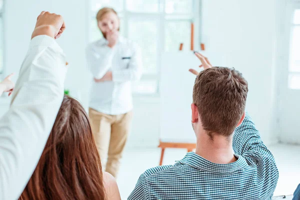 Spreker op zakelijke bijeenkomst in de conference hall. — Stockfoto