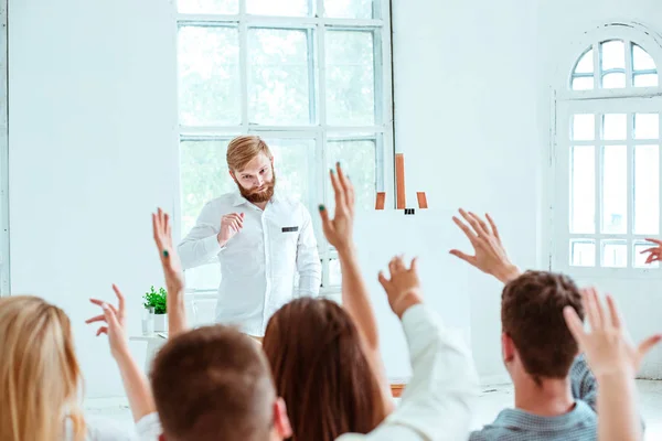 Talare på affärsmöte i konferenssalen. — Stockfoto