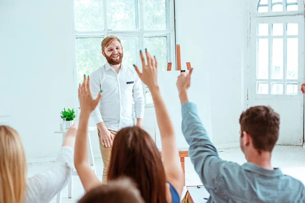 Talare på affärsmöte i konferenssalen. — Stockfoto