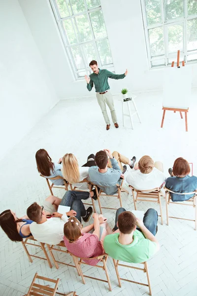 Ponente en la reunión de negocios en la sala de conferencias . — Foto de Stock