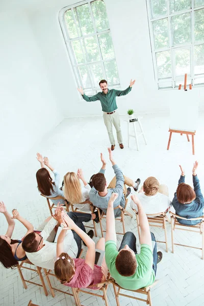 Spreker op zakelijke bijeenkomst in de conference hall. — Stockfoto