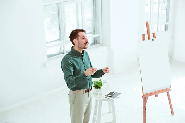 Ponente en la reunión de negocios en la sala de conferencias . — Foto de Stock