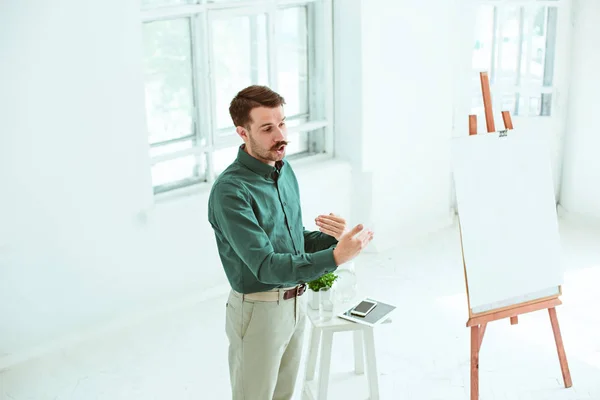 Ponente en la reunión de negocios en la sala de conferencias . — Foto de Stock