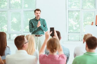 Konferans salonu iş toplantısında konuşmacı.