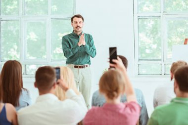 Konferans salonu iş toplantısında konuşmacı.