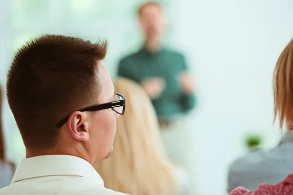 Ponente en la reunión de negocios en la sala de conferencias . — Foto de Stock