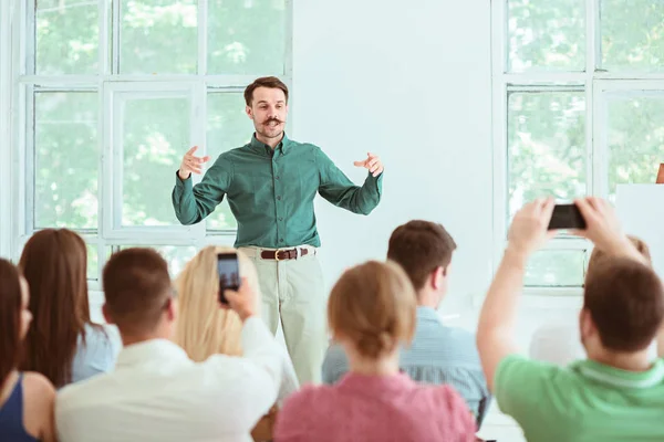 Referent bei einem Geschäftstreffen im Konferenzsaal. — Stockfoto