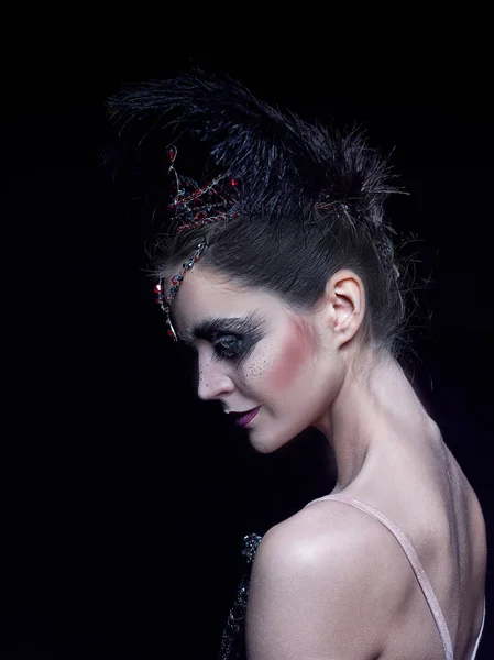 Retrato da bailarina no papel de um cisne preto no fundo preto — Fotografia de Stock