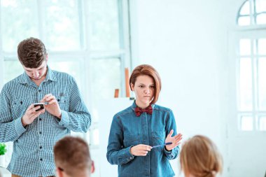 Belgili tanımlık insanlar vasıl iş karşılaşma içinde konferans salonu.