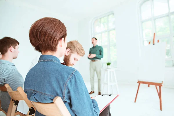 Le persone al Business Meeting nella sala conferenze . — Foto Stock