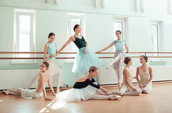 As sete bailarinas na barra de ballet — Fotografia de Stock