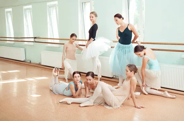 Tujuh balerina di bar balet — Stok Foto
