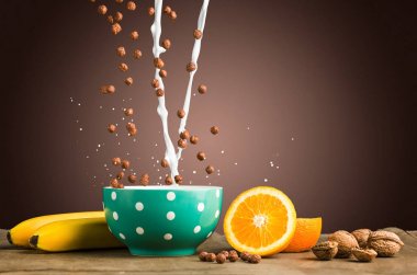 Sağlıklı ev yapımı kahvaltı düşüyor müsli ve süt