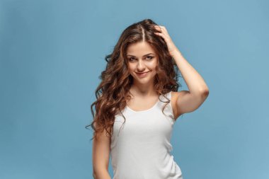 Mutlu duygularla genç kadının portresi