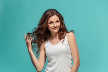 Mutlu duygularla genç kadının portresi