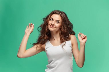 Mutlu duygularla genç kadının portresi