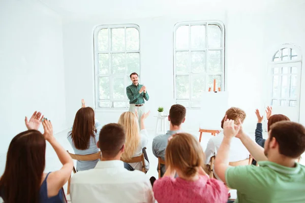 Relatore al Business Meeting nella sala conferenze . — Foto Stock