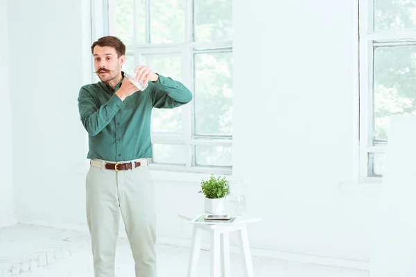 Ponente en la reunión de negocios en la sala de conferencias . — Foto de Stock