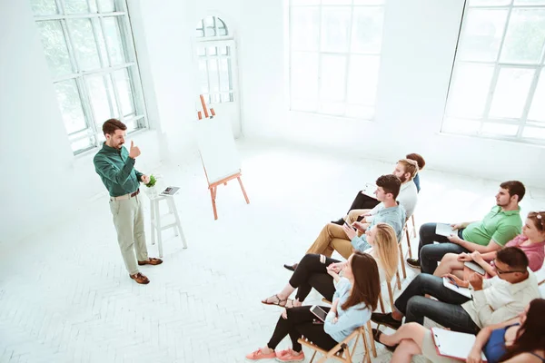 Ponente en la reunión de negocios en la sala de conferencias . — Foto de Stock