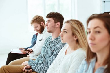 Belgili tanımlık insanlar vasıl iş karşılaşma içinde konferans salonu.