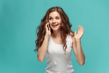 Mutlu duygularla genç kadının portresi