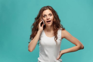 Mutlu duygularla genç kadının portresi