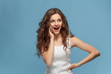 Mutlu duygularla genç kadının portresi