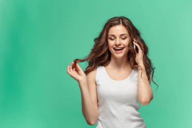 Mutlu duygularla genç kadının portresi