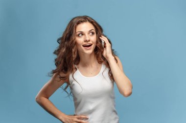 Mutlu duygularla genç kadının portresi