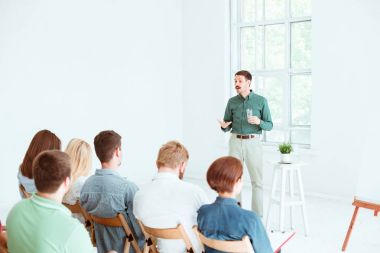Konferans salonu iş toplantısında konuşmacı.