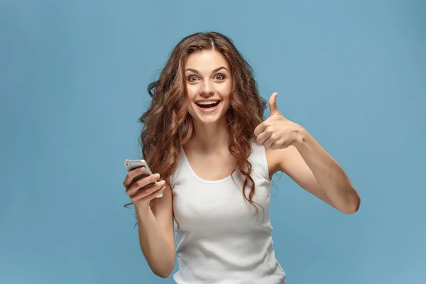 Las jóvenes mujeres retratan con emociones felices — Foto de Stock