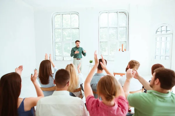 Referent bei einem Geschäftstreffen im Konferenzsaal. — Stockfoto