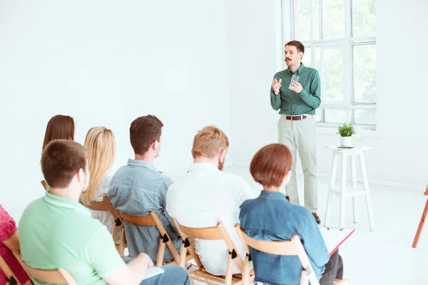 Relatore al Business Meeting nella sala conferenze . — Foto Stock